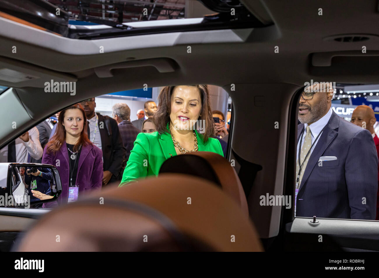 Detroit, Michigan - Michigan Gouverneur Gretchen Whitmer Touren der North American International Auto Show mit General Motors Vice President Gerald John Stockfoto