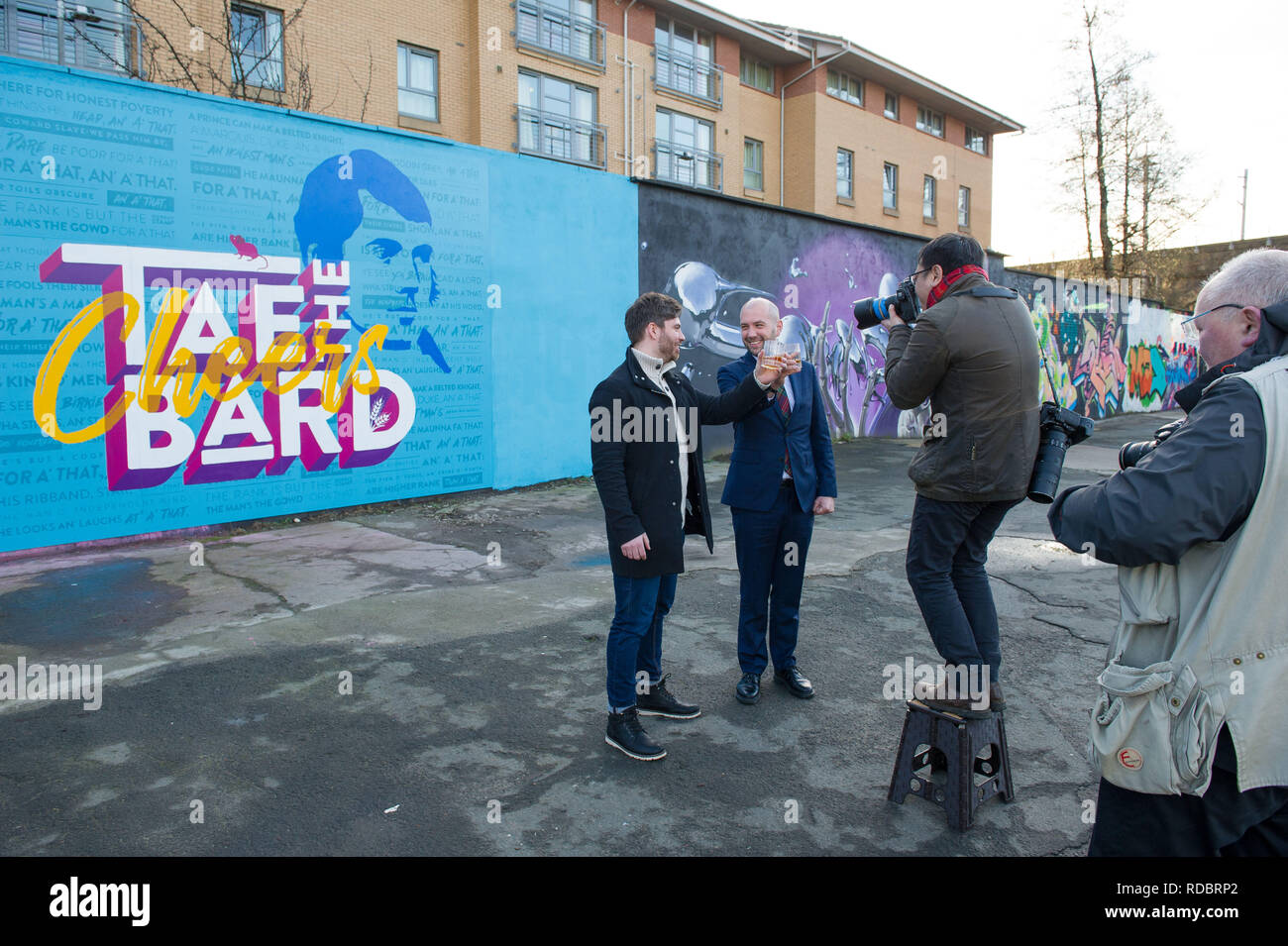 Glasgow, UK - 14. Januar 2019. Minister für Europa, Migration und internationale Entwicklung Ben Macpherson (Bild rechts) stellt ein neues Wandbild cre Stockfoto