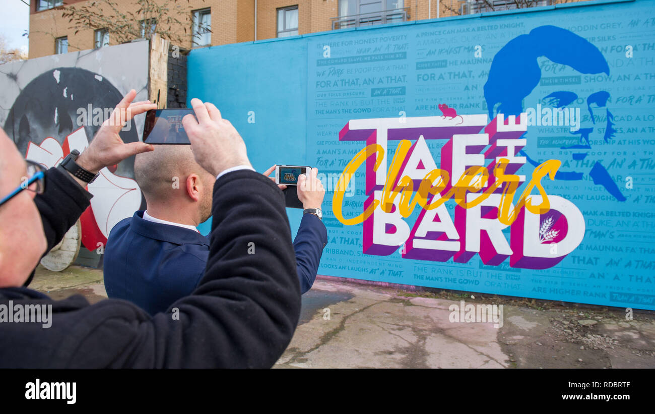 Glasgow, UK - 14. Januar 2019. Minister für Europa, Migration und internationale Entwicklung Ben Macpherson stellt ein neues Wandbild feiern das Leben Stockfoto
