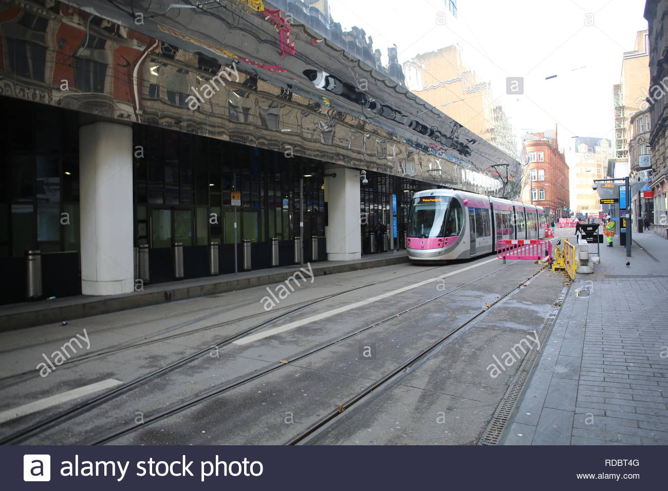 Eine Straßenbahn in Birmingham, England wartet. Stockfoto