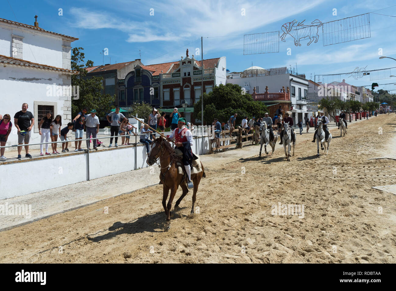 Die Parade der Gespanne und die Stiere in den Straßen während der festas do Barrete Verde e das Salinas, Provinz Alcochete, Setubal, Portugal Stockfoto