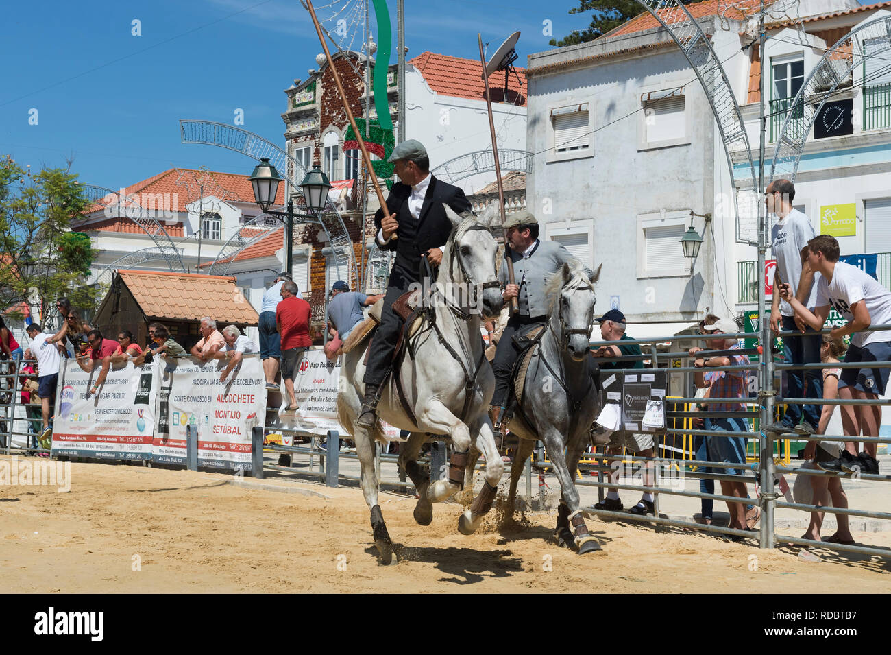 Wilde Bullen laufen und Reiter in den Straßen von Verbleitem, Festas do Barrete Verde e das Salinas, Provinz Alcochete, Setubal, Portugal Stockfoto