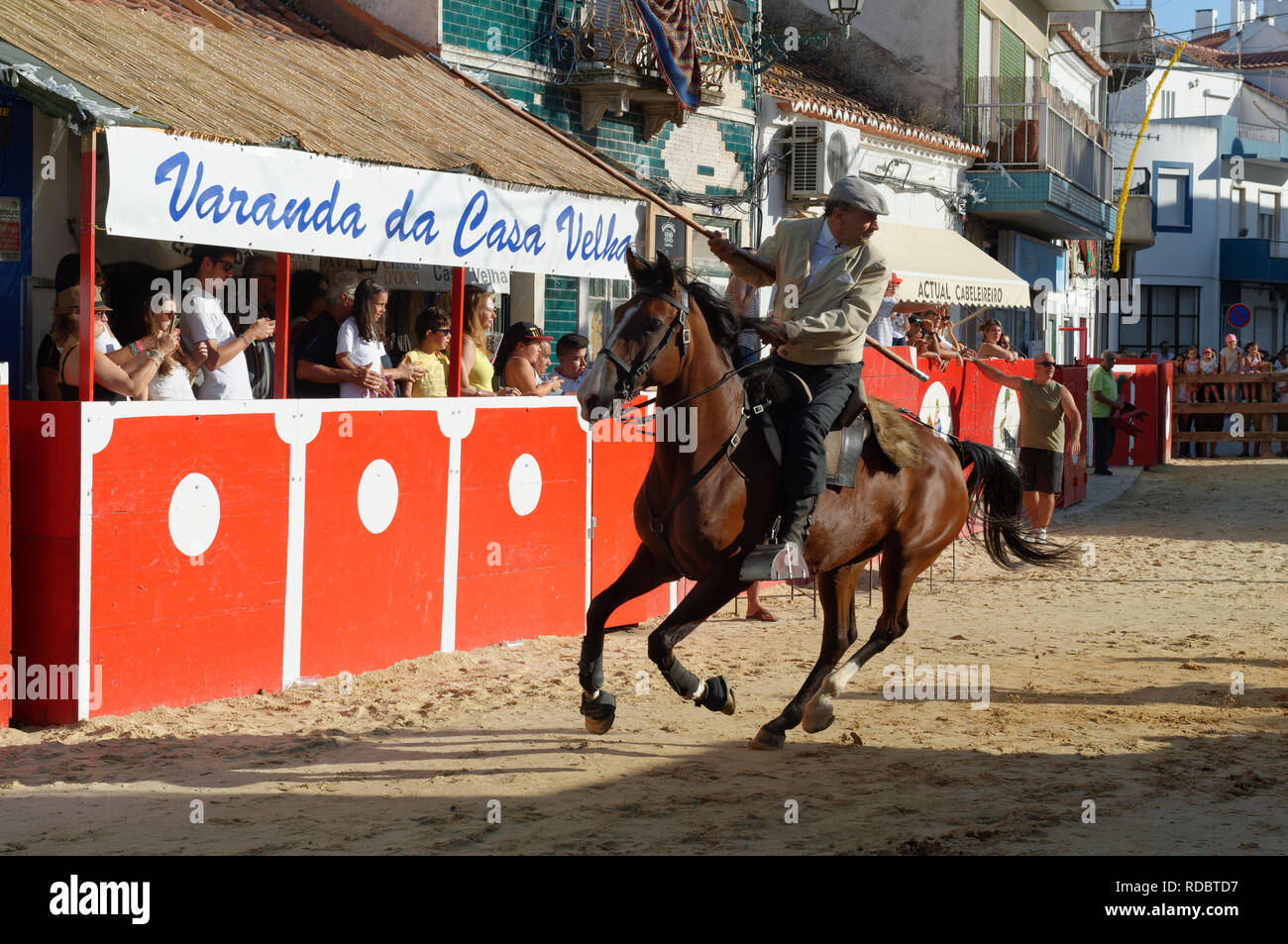 Traditionelle Largada de Toiros, Straße Stierkampf, Festas do Barrete Verde e das Salinas, Provinz Alcochete, Setubal, Portugal Stockfoto