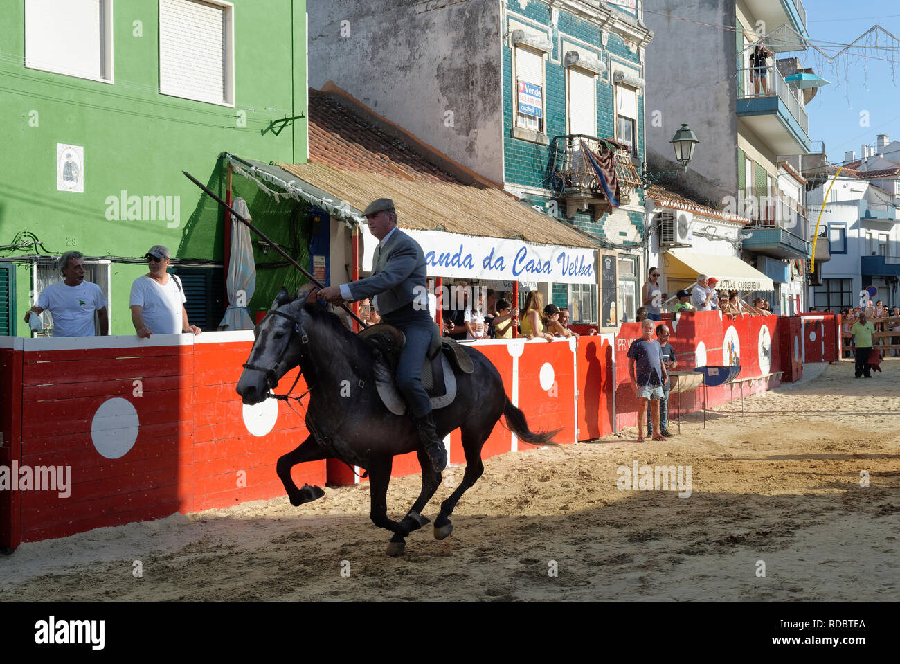 Traditionelle Largada de Toiros, Straße Stierkampf, Festas do Barrete Verde e das Salinas, Provinz Alcochete, Setubal, Portugal Stockfoto