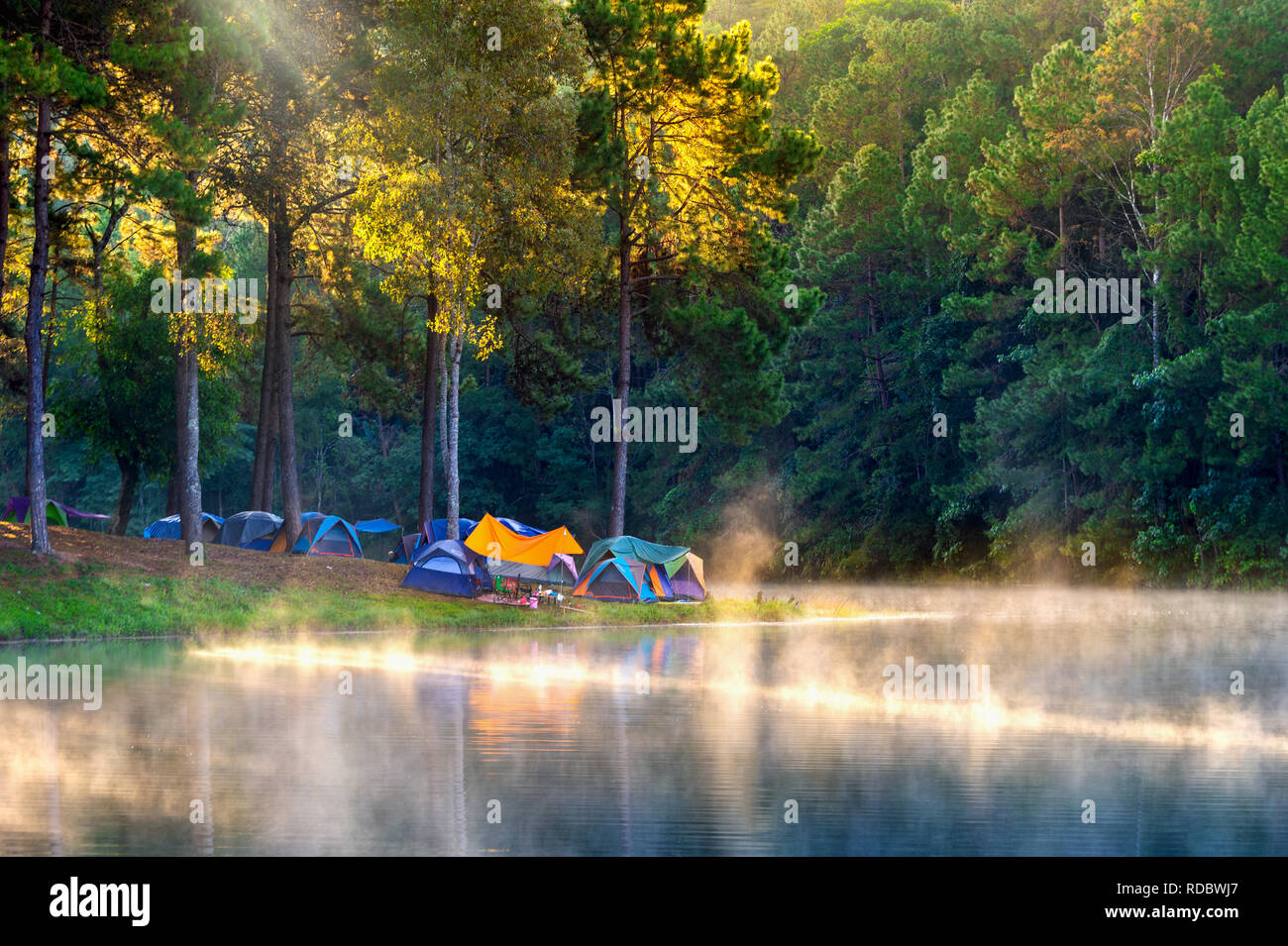 Schönen Morgen bei Pang Ung See, Pang Ung Mae Hong Son Provinz in Thailand. Stockfoto