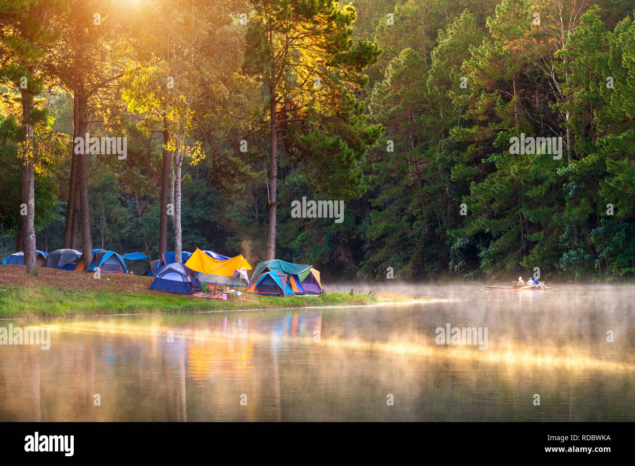 Schönen Morgen bei Pang Ung See, Pang Ung Mae Hong Son Provinz in Thailand. Stockfoto