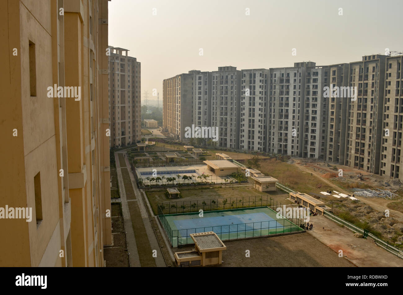 Im Bau mehrstoeckigen Wohnhaus in Delhi, Navi Mumbai, Jaipur, Pune, Kolkata, Mumbai, Gurgaon, Greater Noida, Bangalore Stockfoto