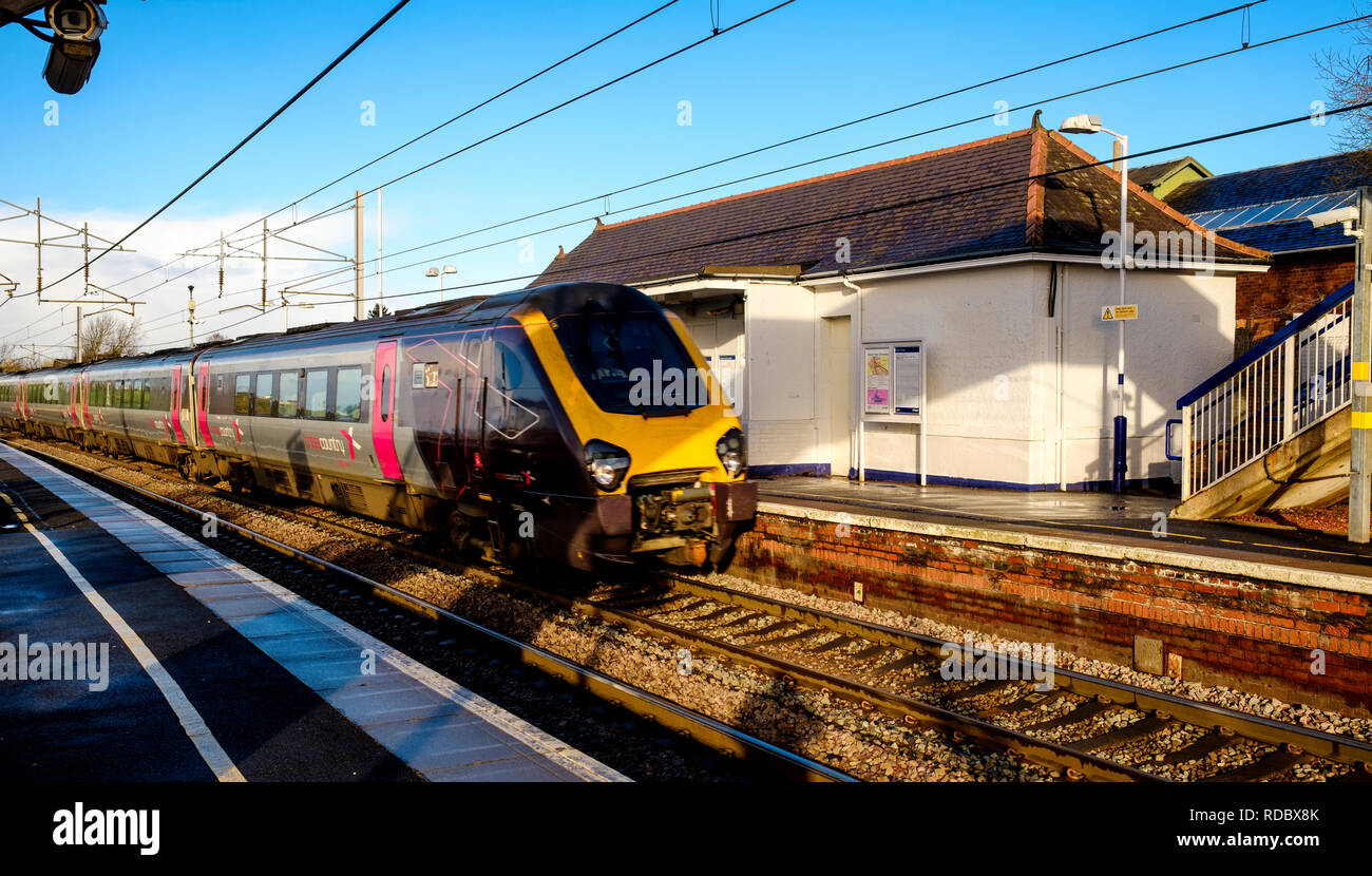 Ein Cross Country Express Zug durch Carluke Station in South Lanarkshire, Schottland übergeben Stockfoto