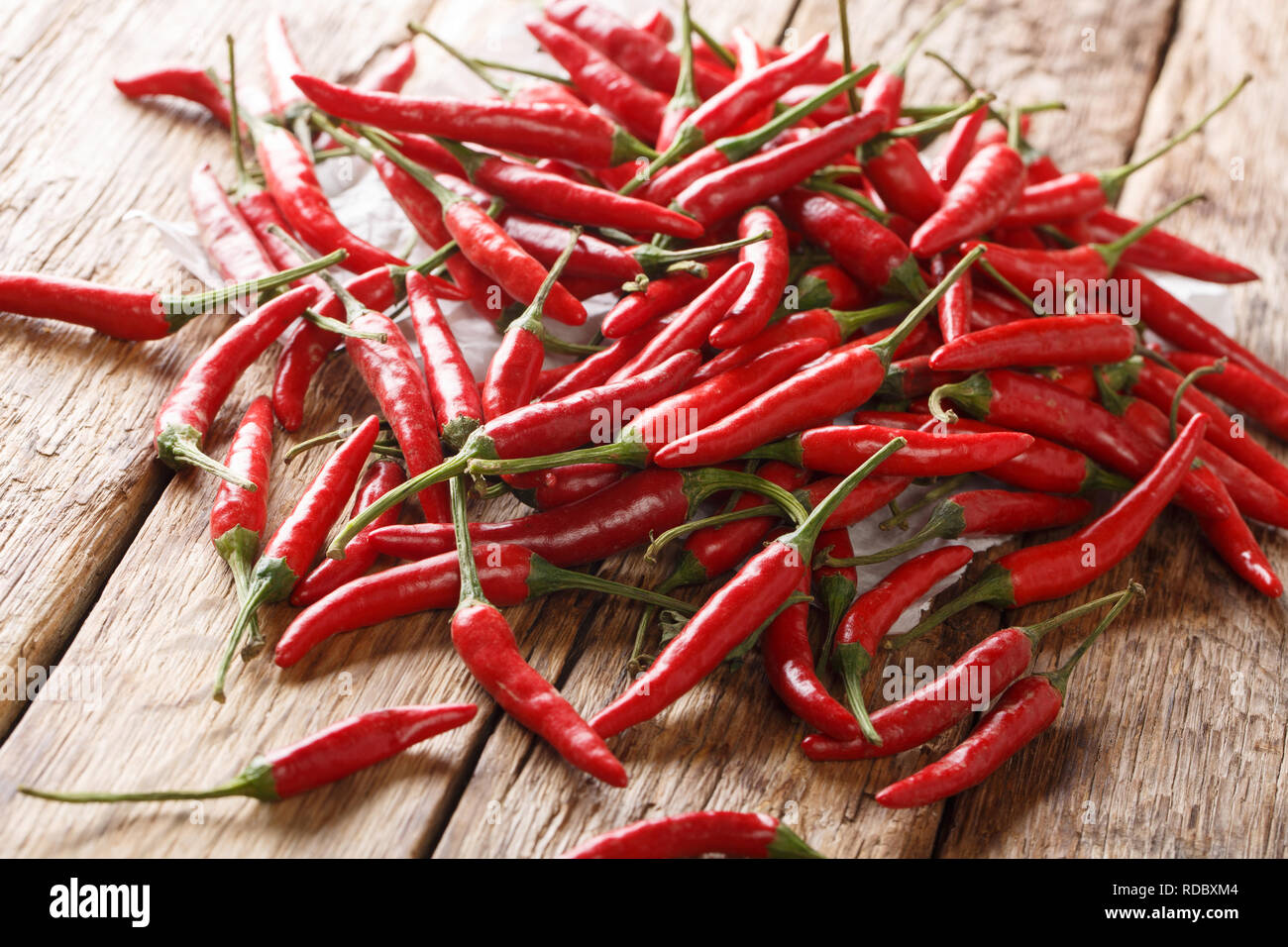 Wilde Afrikanische chili Piri-piri peppers Close-up auf Holzuntergrund. Horizontale Stockfoto
