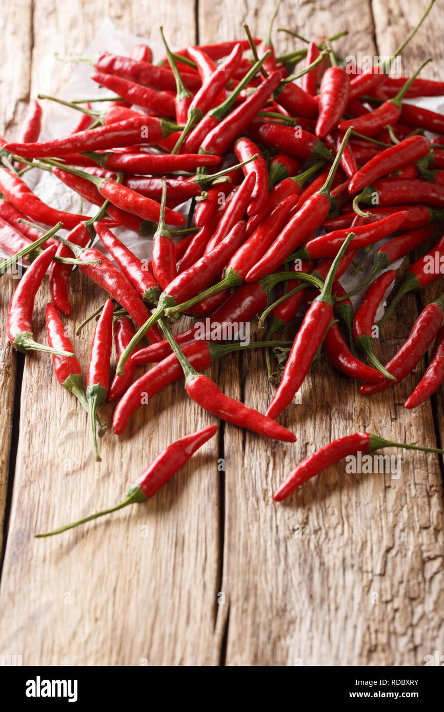 Red Hot Chili Pepper piri piri schließen bis auf Holzuntergrund. Vertikale Stockfoto
