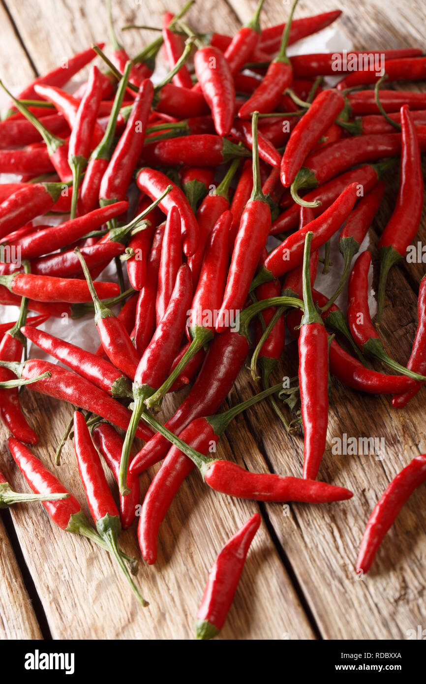 Wild Hot Chili Pepper piri piri Closeup auf einem Holztisch. Vertikale Stockfoto