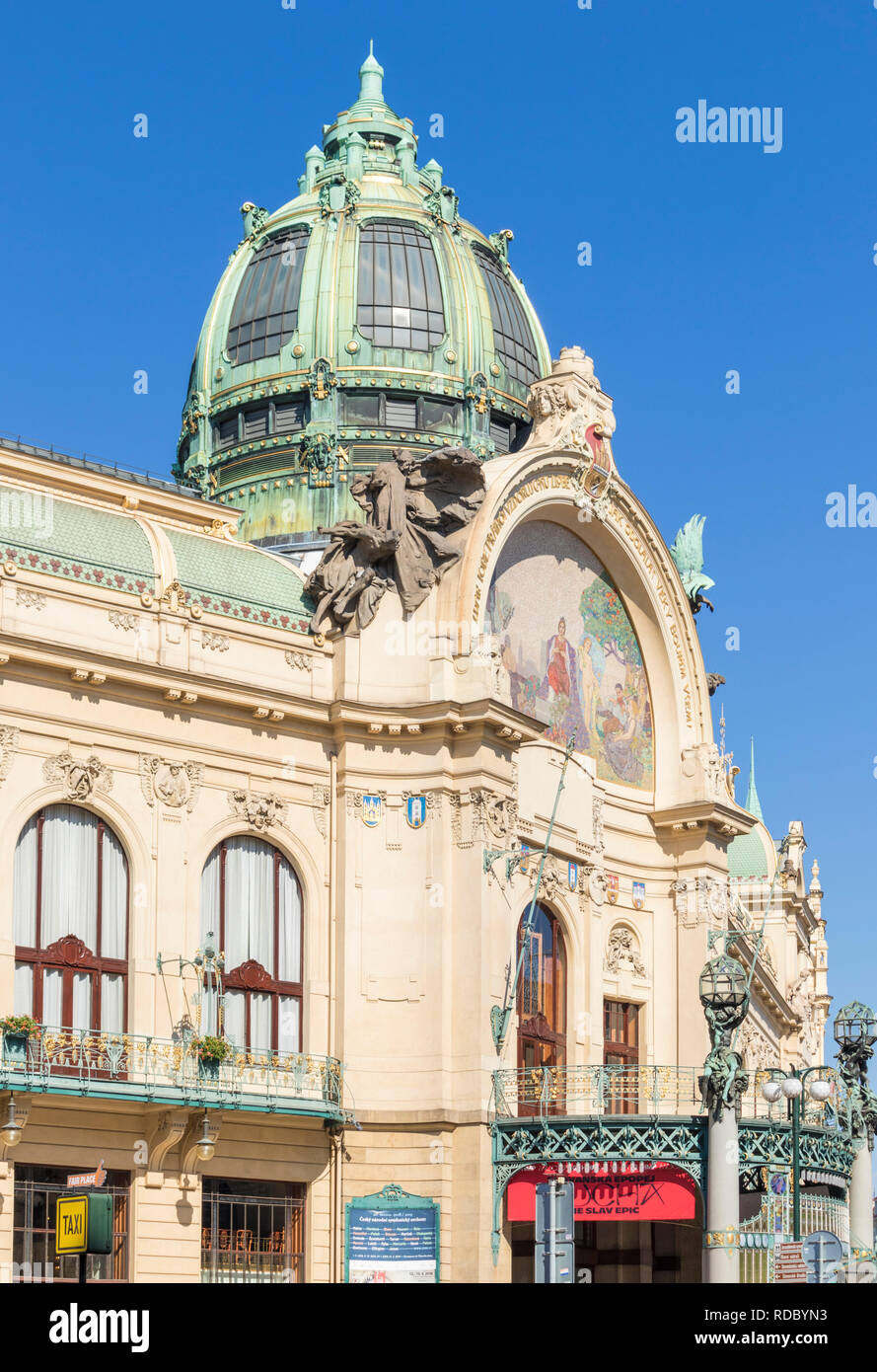 Art nouveau facade prague -Fotos und -Bildmaterial in hoher Auflösung ...