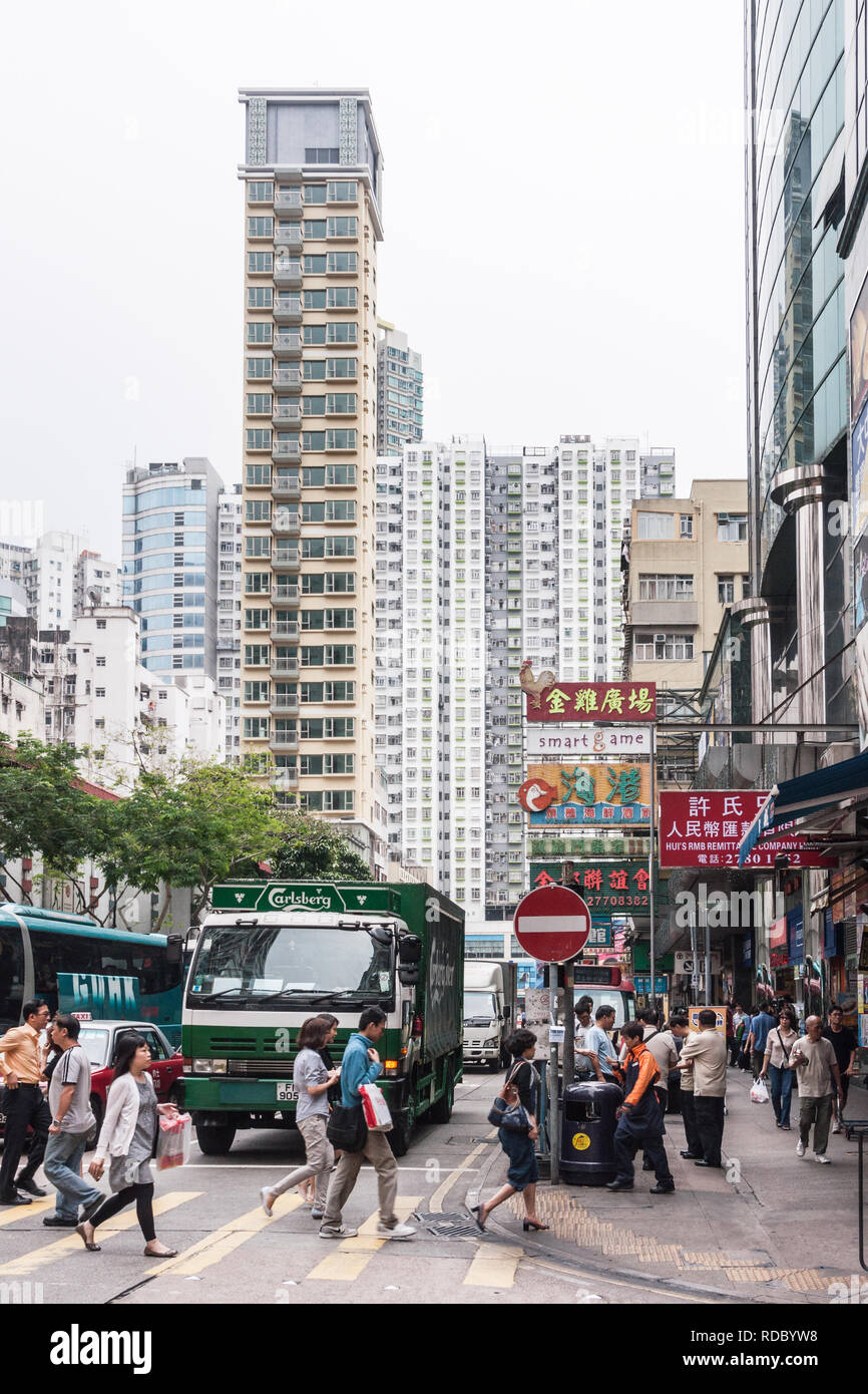 Hong Kong, China - 13. Mai 2010: Kowloon Festland abschnitt. Schlanken hohen Gebäude überragt die Nathan Road mit Lkw, Busse und die Menschen in der Nähe von Stockfoto