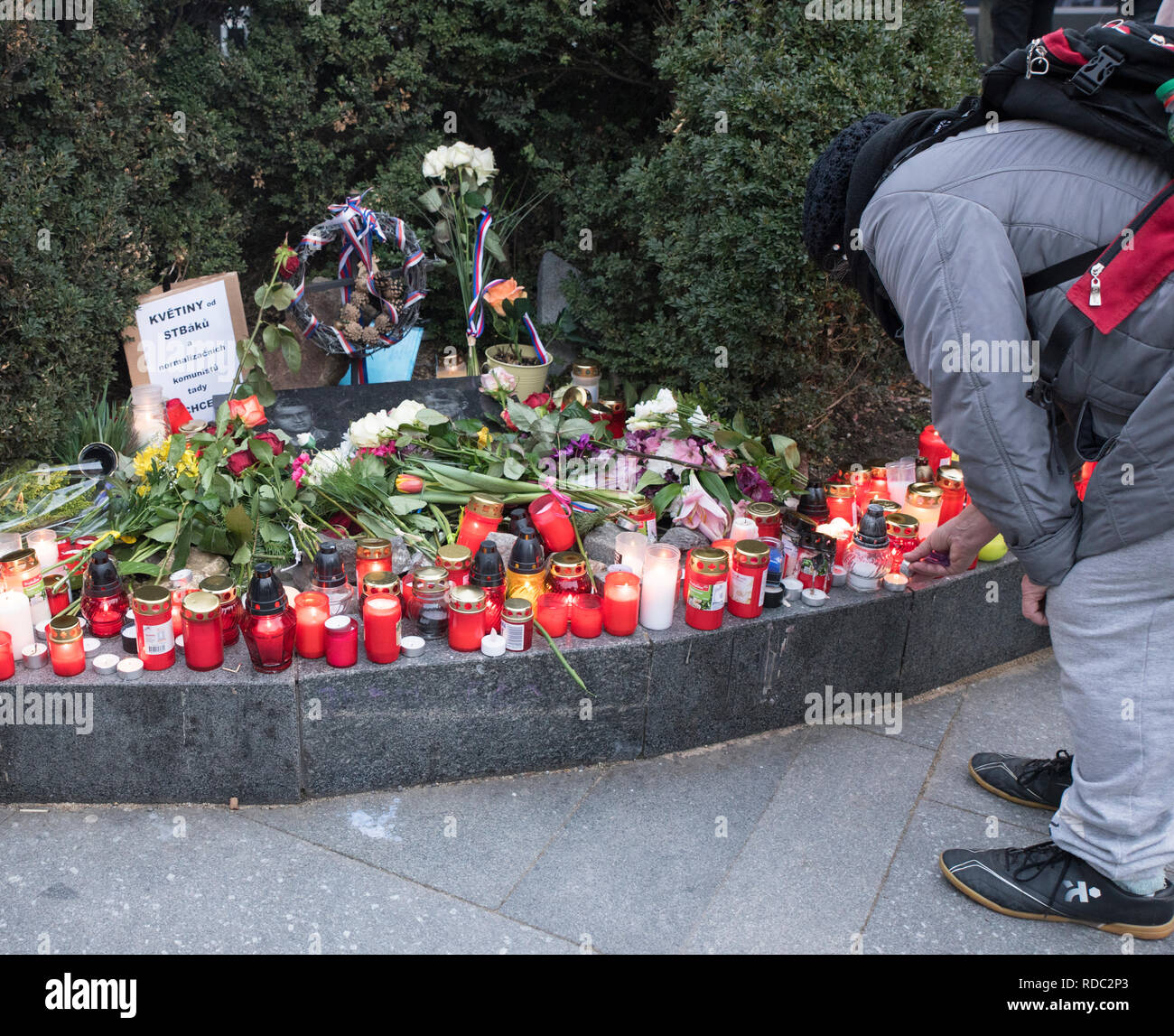 Am 1. Januar zündeten Menschen auf dem Bürgersteig auf dem Wenzelsplatz in Prag, Tschechische Republik, Kerzen an der Gedenktafel für Jan Palach und Jan Zajic an Stockfoto