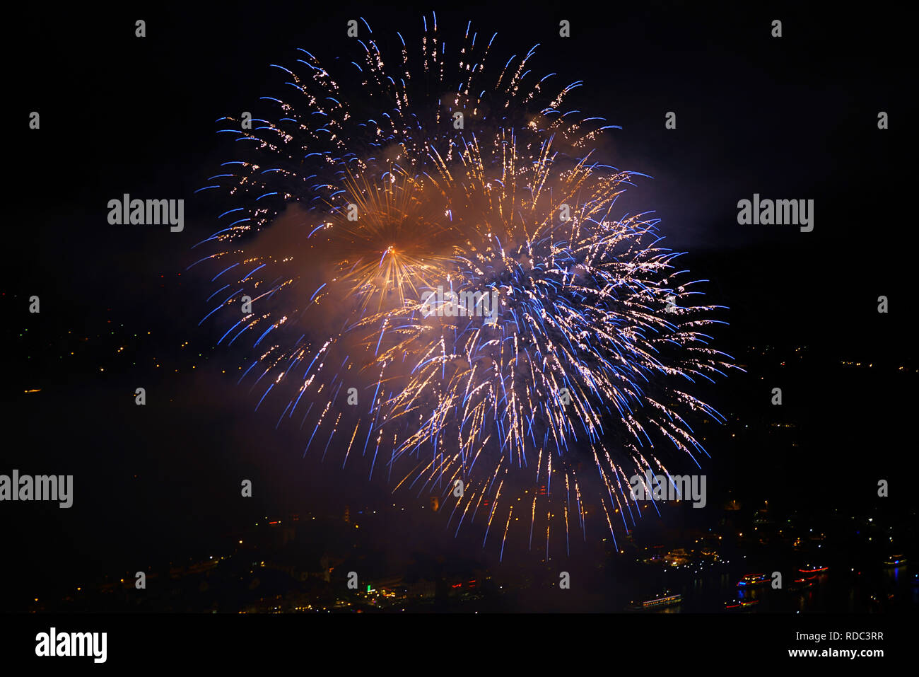 Feuerwerk hinter Wolken - Rhein in Flammen Stockfoto