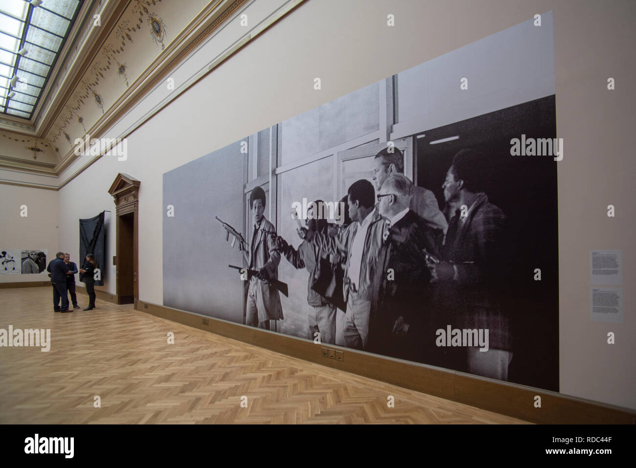 Ein Teil der "eine Reihe von völlig unwahrscheinlich, dennoch Ausstellung außerordentliche Überstellungen" von uns Künstler Arthur Jafa im Rudolfinum Galerie gesehen in ist Stockfoto