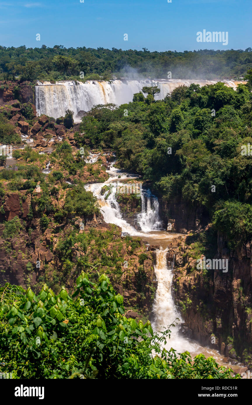 Die Iguazu Wasserfälle, die von der brasilianischen Seite aus gesehen Stockfoto