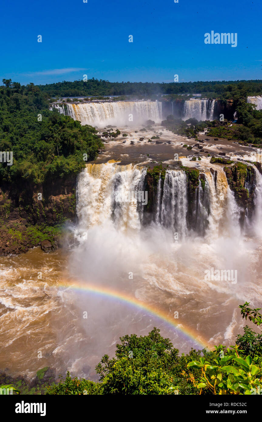 Regenbogen bilden über die Iguazu Wasserfälle Brasilianische Seite Stockfoto