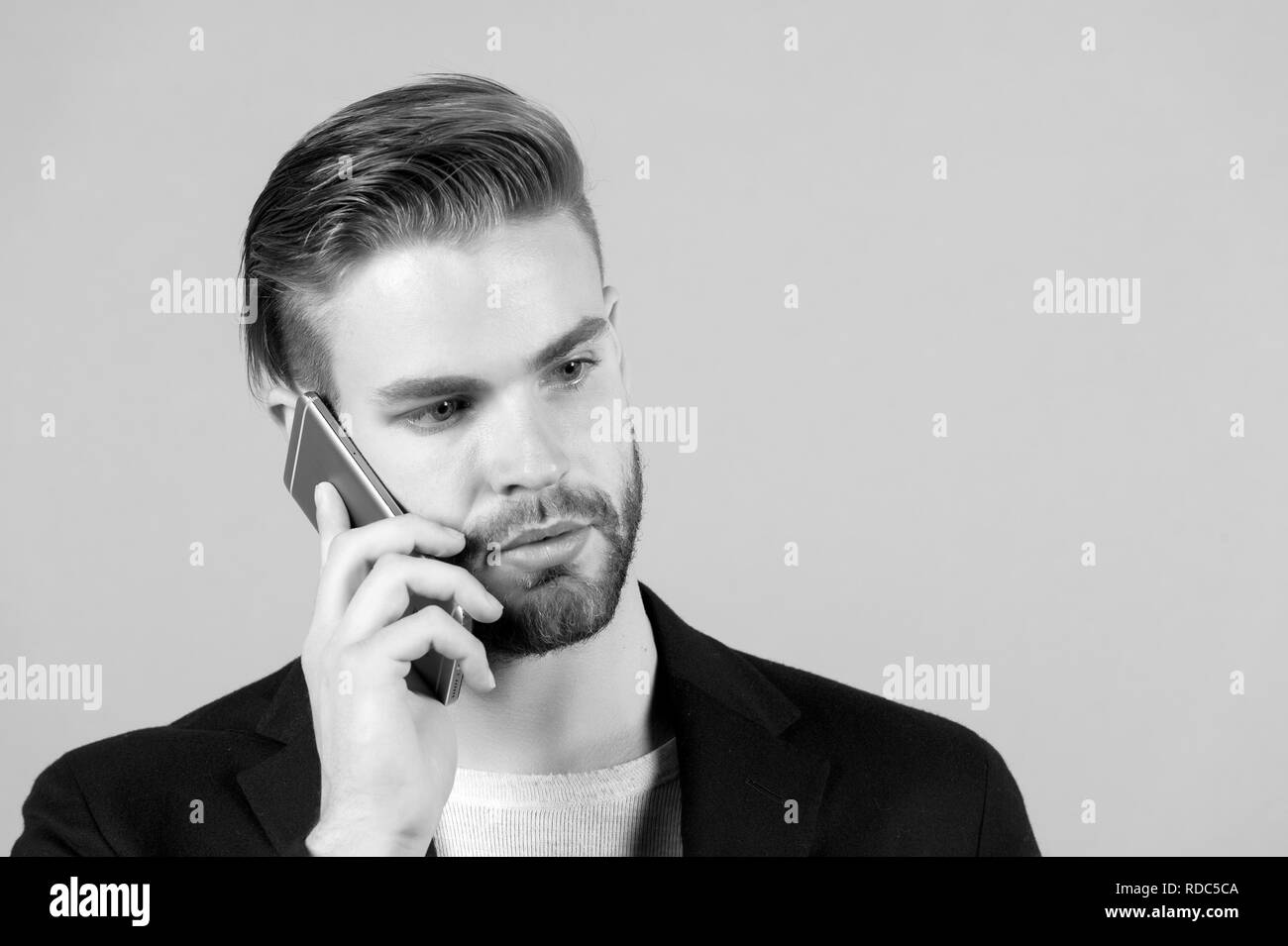 Mann sprechen auf dem Smartphone, das moderne Leben. Geschäftsmann mit Mobiltelefon, neue Technologie. Das moderne Leben, Business, Lifestyle. Business Kommunikation, neue Technologie, sms, Speicherplatz kopieren Stockfoto
