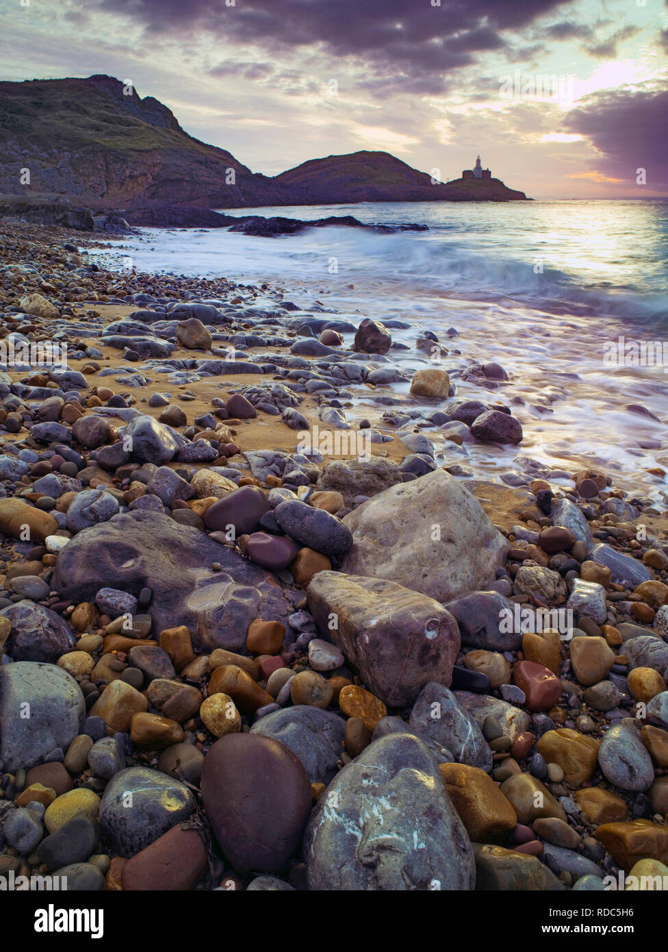 Am nächsten Morgen einen frühen Blick auf Mumbles Kopf in die Bucht von Swansea, Wales. Stockfoto