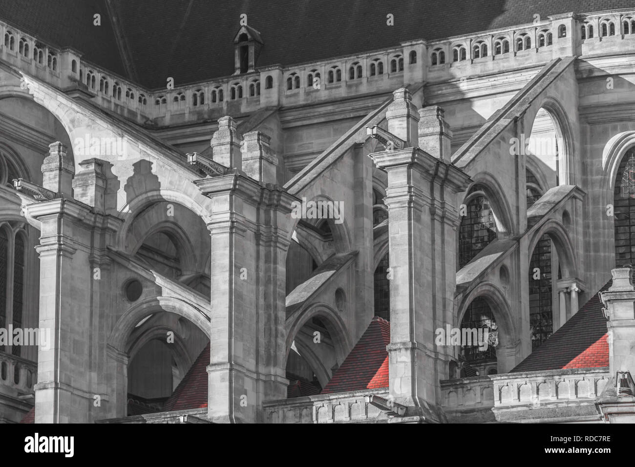 Blick auf Architektur Detail auf einem alten gotischen Kirche in Paris, Frankreich. Die Schwarz-Weiß-Fotografie. Stockfoto