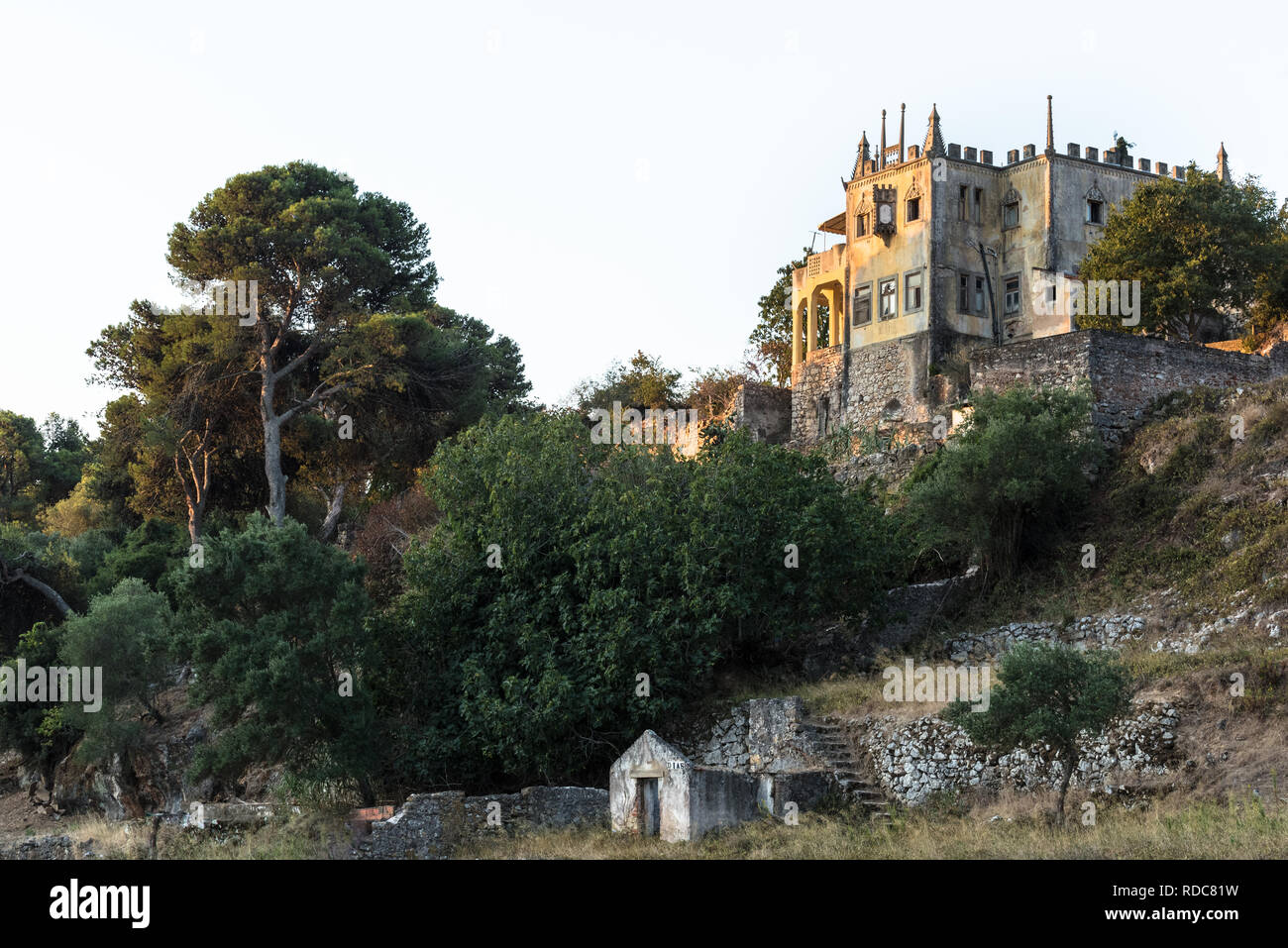 Eine stattliche Herrenhaus Haus mit Nebengebäuden in städtischen Park Umwelt in Cascais, Portugal Stockfoto