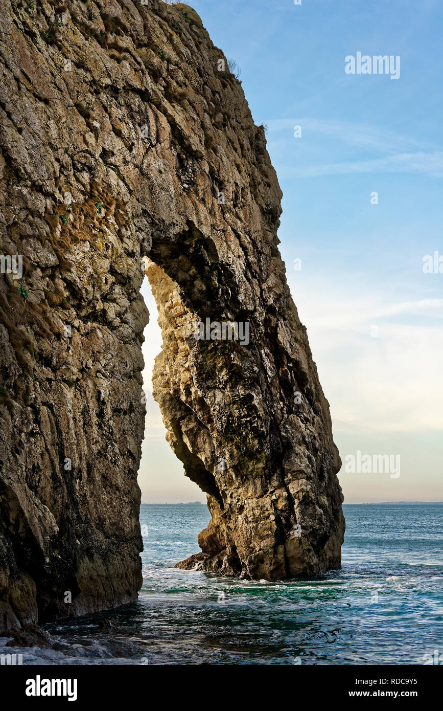 Durdle Door ist ein natürlicher Kalkstein Bogen auf der Jurassic Coast in der Nähe von Lulworth in Dorset, England. Stockfoto