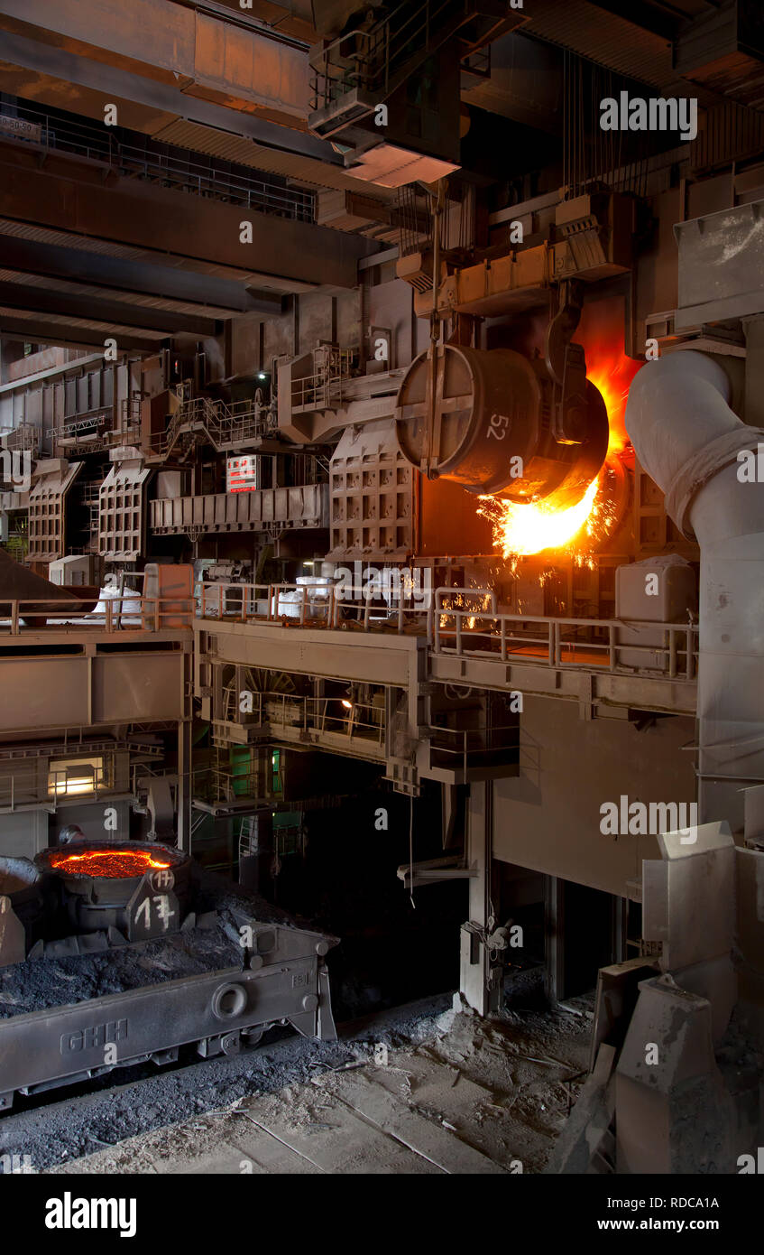 Duisburg, Nordrhein-Westfalen, Deutschland - ThyssenKrupp Huettenwerk. Im Stahlwerk, das 1500 Grad heiße Roheisen wird mit Altmetall vermischt und c Stockfoto
