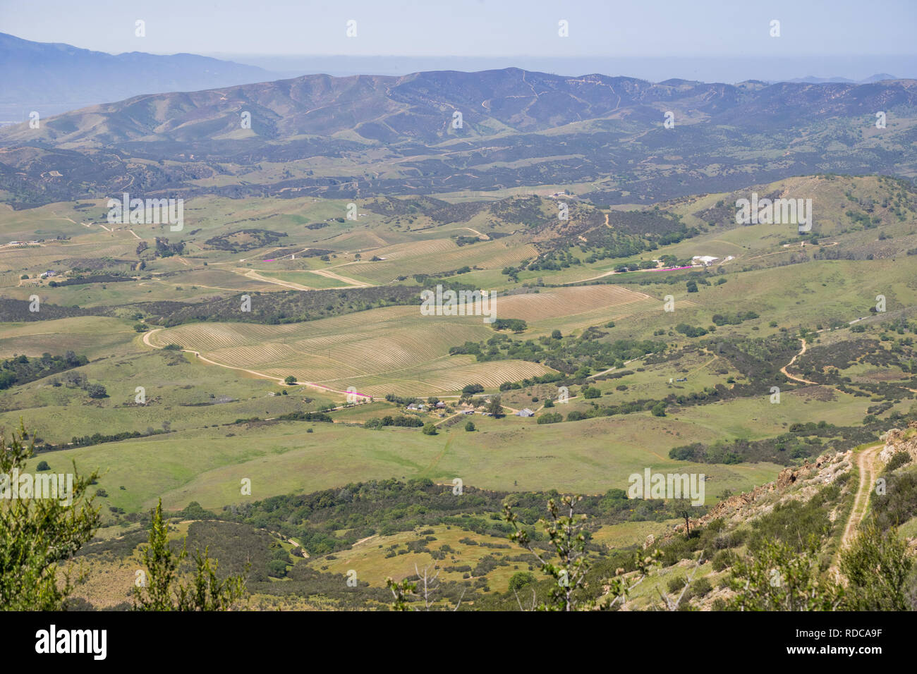 Blick hinunter in das Tal vom Trail South Chalone Peak, Pinnacles National Park, Kalifornien Stockfoto