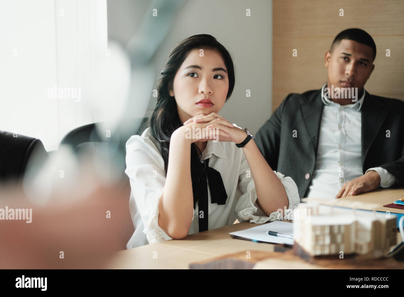 Teamwork mit jungen asiatischen Geschäftsfrau und schwarzer Geschäftsmann Stockfoto