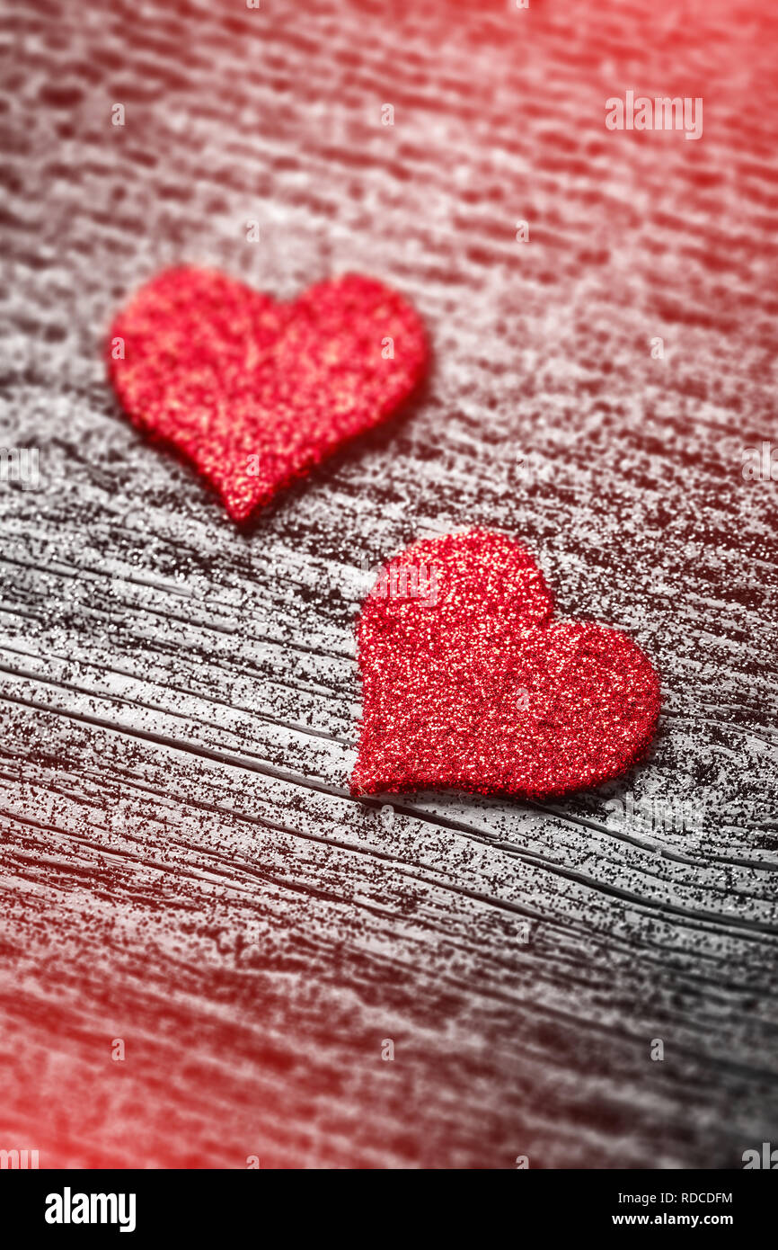 Rotem Filz liebe Herzen auf glitzernden Holzbrett Stockfoto