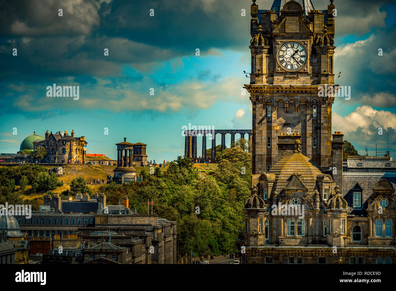 Europa, Großbritannien, Schottland, Edinburgh, Aussichtspunkt, Calton Hill, Hotel, Balmoral, Turm, Scott Monument Stockfoto