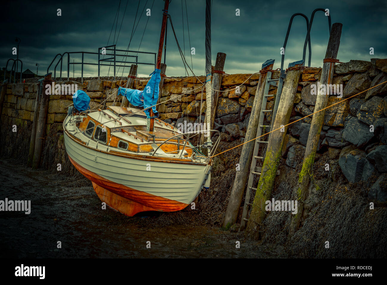 Europa, Großbritannien, Schottland, Küste, Küstenwanderweg, Fife Coastal Path, Aberdour, Hafen, Boot, Segelboot Stockfoto