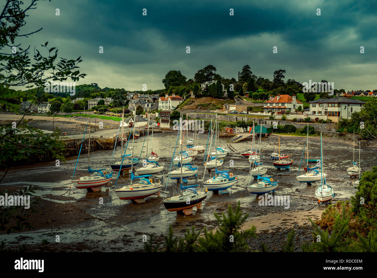 Europa, Großbritannien, Schottland, Küste, Küstenwanderweg, Fife Coastal Path, Aberdour, Hafen, Boot, Segelboot Stockfoto