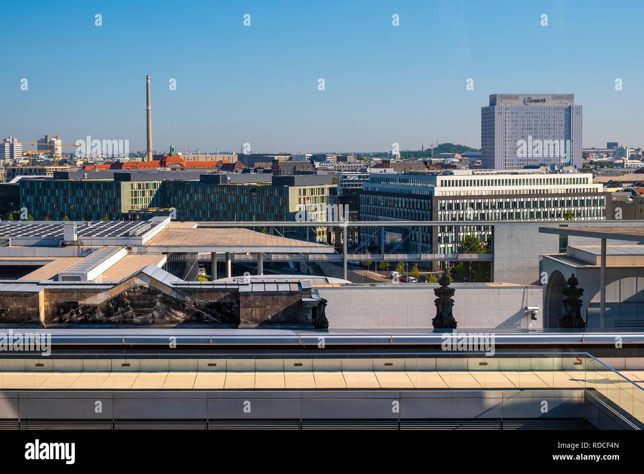 Berlin, Berlin/Deutschland - 2018/07/31: Blick auf die nördlichen Stadtteile Berlins mit dem Campus Charité Mitte, Abteilung für Neonatologie Stockfoto