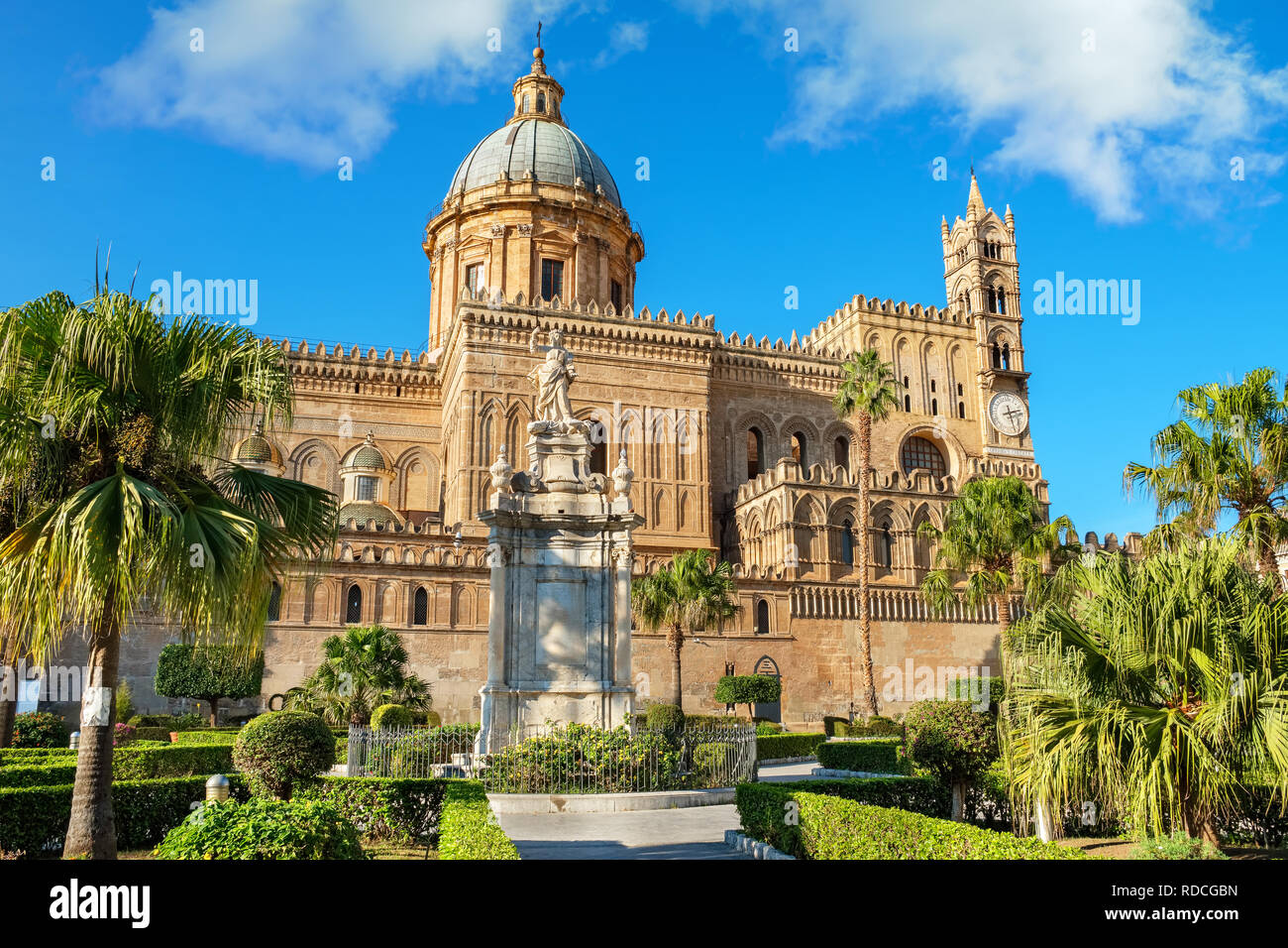 Santa Rosalia Statue vor Palermo Kathedrale (Duomo di Palermo). Palermo, Sizilien, Italien, Europa Stockfoto