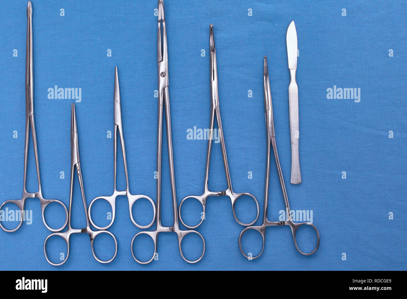 Chirurgische Werkzeuge auf dem Tisch vor der Operation Stockfoto