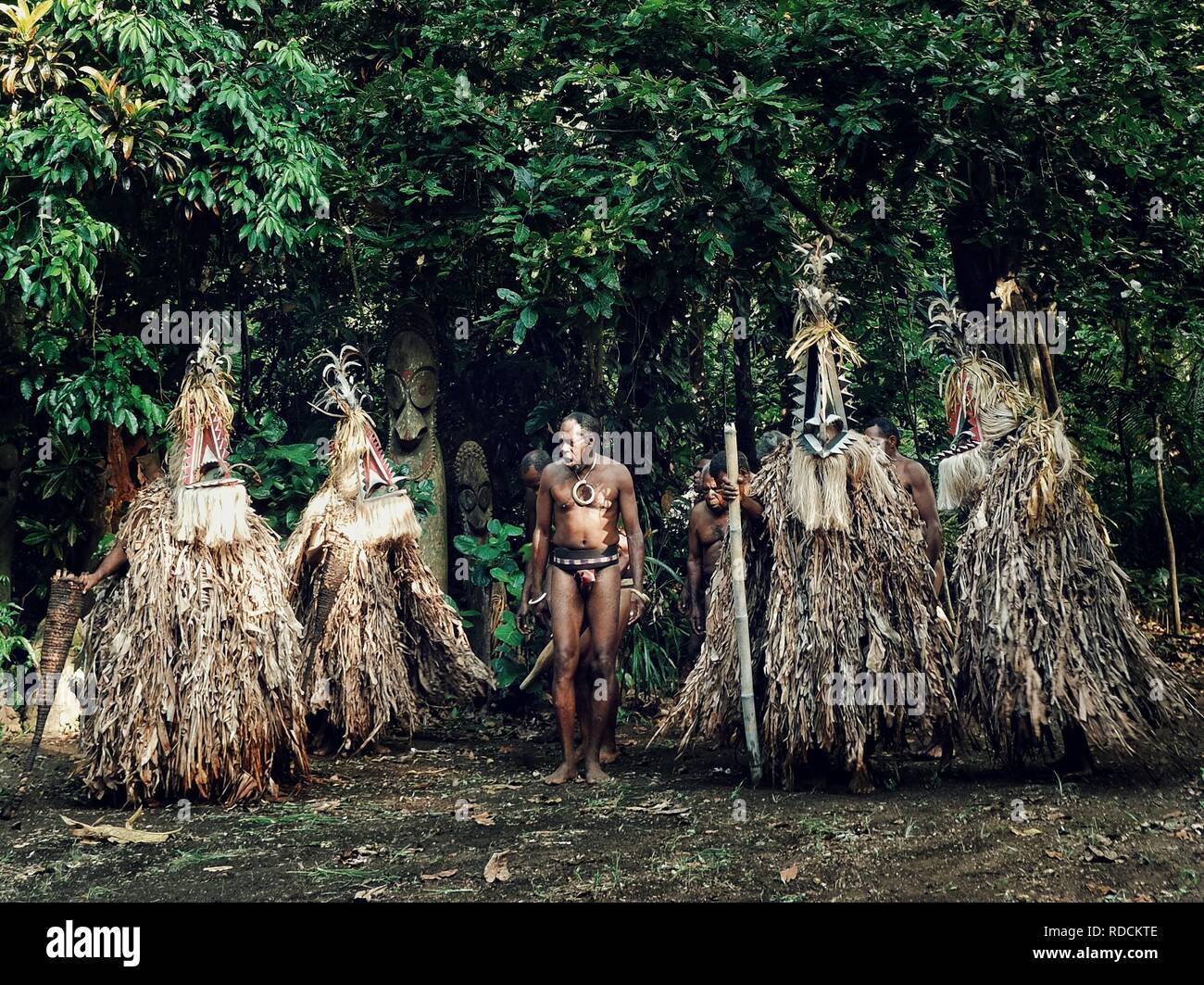 Olal, Ambrym Insel/Vanuatu - JUL 10 2016: Rom-Tänzer und ein Dorf chief Start eine magische Tanz am Rande des Regenwaldes durchzuführen Stockfoto