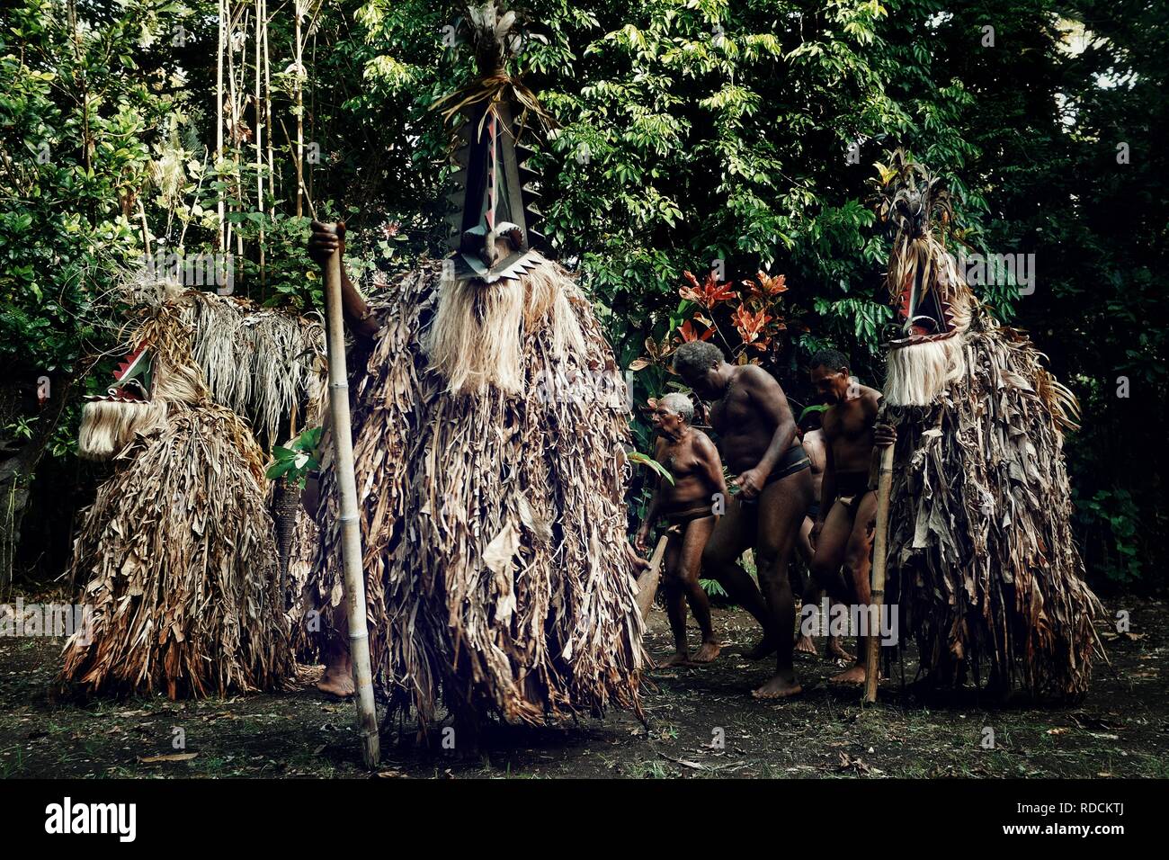 Olal, Ambrym Insel/Vanuatu - JUL 10 2016: Rom-Tänzer und ein Dorf chief eine magische Tanz am Rande des Regenwaldes Stockfoto