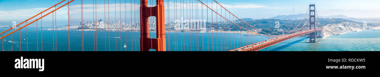 Panoramablick auf die berühmte Golden Gate Bridge mit Blick auf die Skyline von San Francisco im Hintergrund an einem schönen sonnigen Tag mit blauen Himmel und Wolken Stockfoto