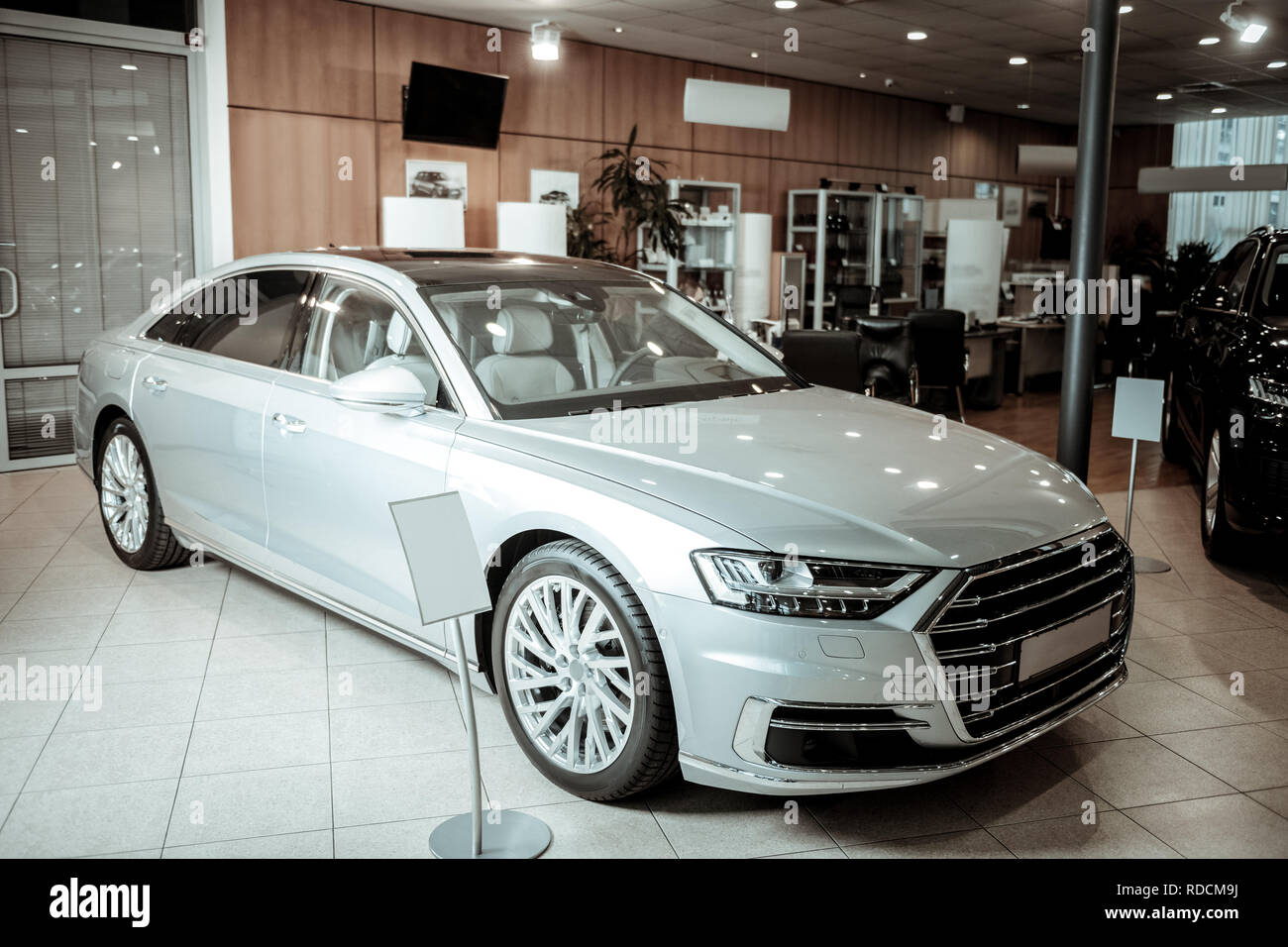 Schönes Licht silber Pkw in Autohändler stehend Stockfoto