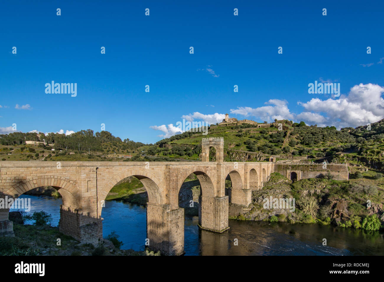 Der Stein Alacantara Bridge ist eine zweitausend Jahre alte römische Brücke, die den Fluss Tagus Fluss überquert. Stockfoto