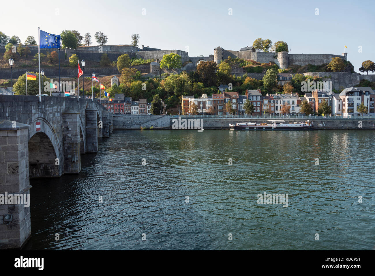 pont de jambes brucke und die zitadelle entlang der maas in der stadt namur wallonischen region belgien europa stockfotografie alamy