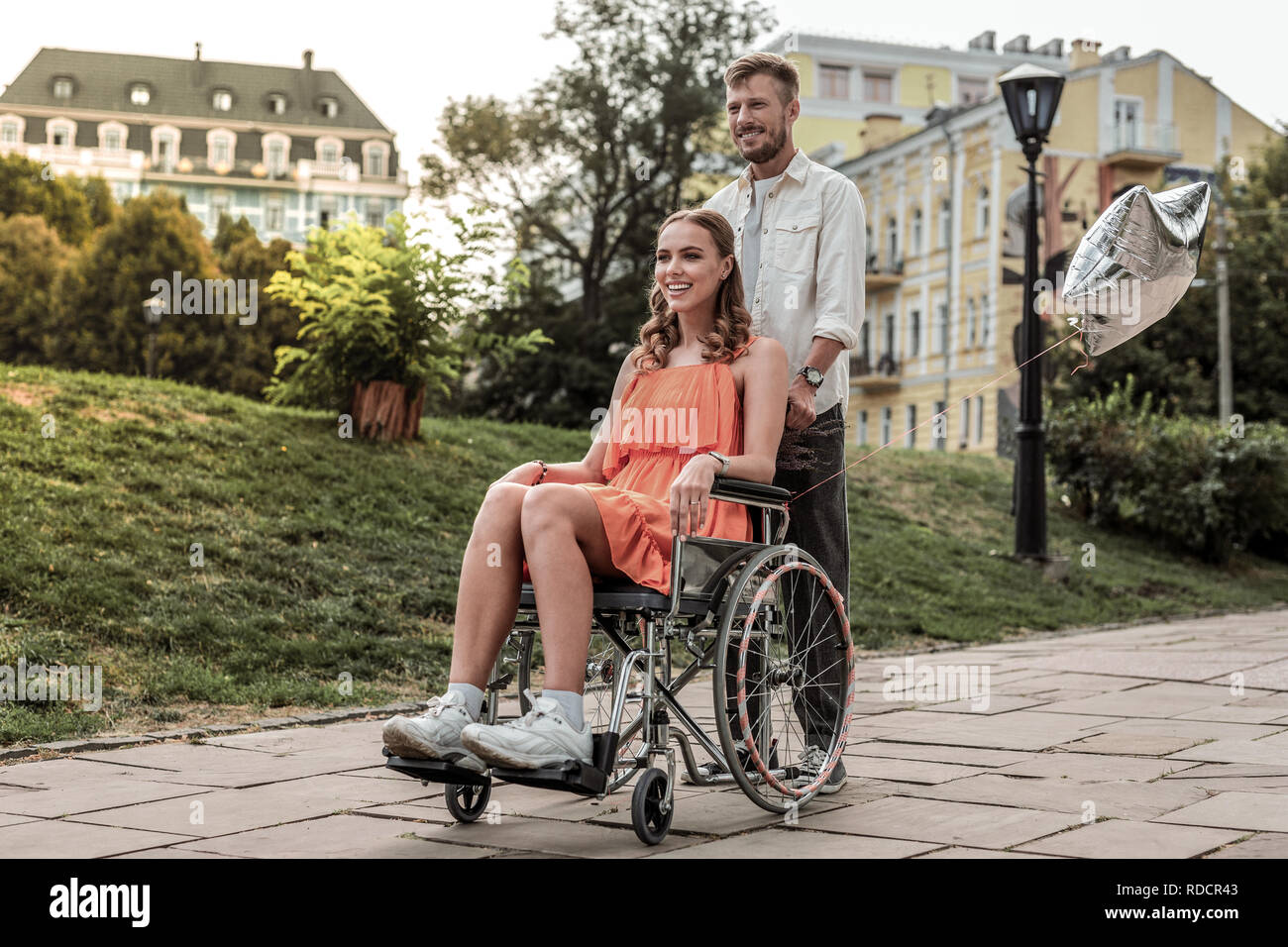 Charmante junge Frauen sitzen auf ihren Rollstuhl Stockfoto