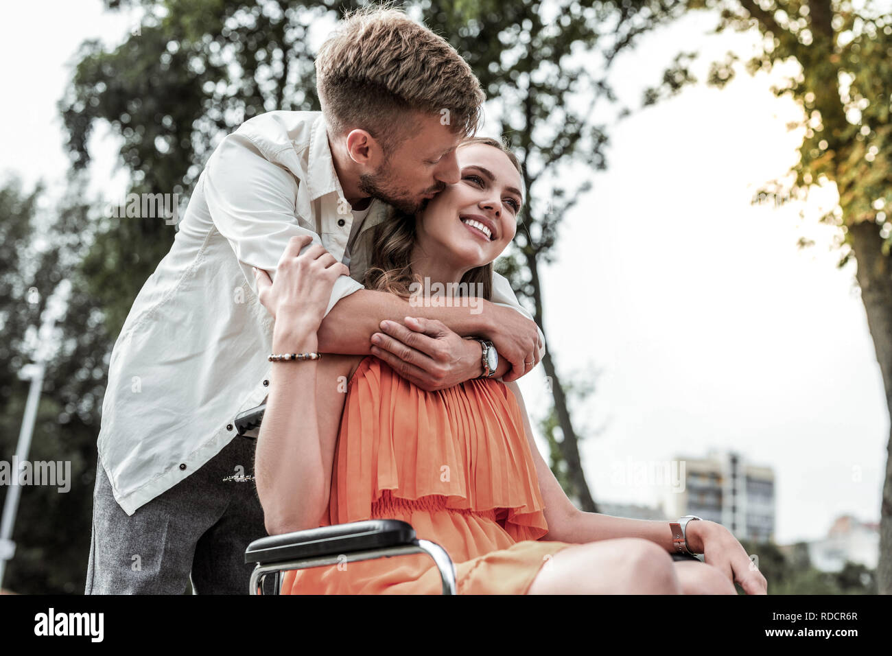 Gerne behinderte Mädchen genießen den Moment mit Partner Stockfoto