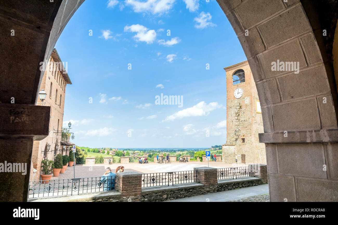 Castelvetro, Italien - 25 April 2017: Tag der Blick auf den Hauptplatz und mittelalterlichen Gebäuden im Castelvetro di Modena, Italien. Castelvetro ist bekannt für seine 6 m Stockfoto