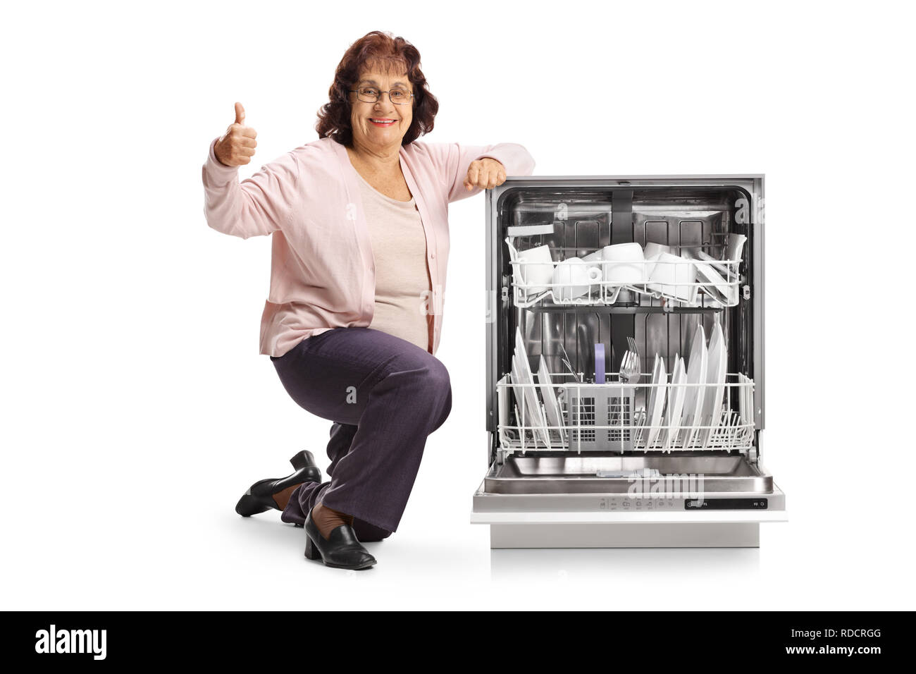 Ältere Frau mit einem Geschirrspüler, Daumen oben auf weißem Hintergrund Stockfoto