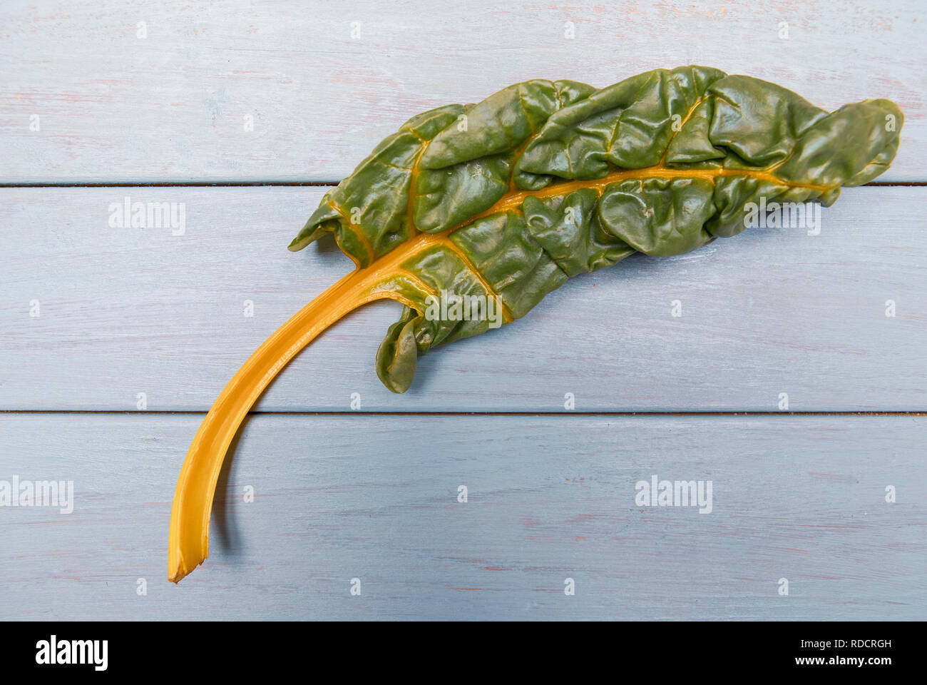 Mangold Gemüse auf einem blauen Hintergrund aus Holz Stockfoto