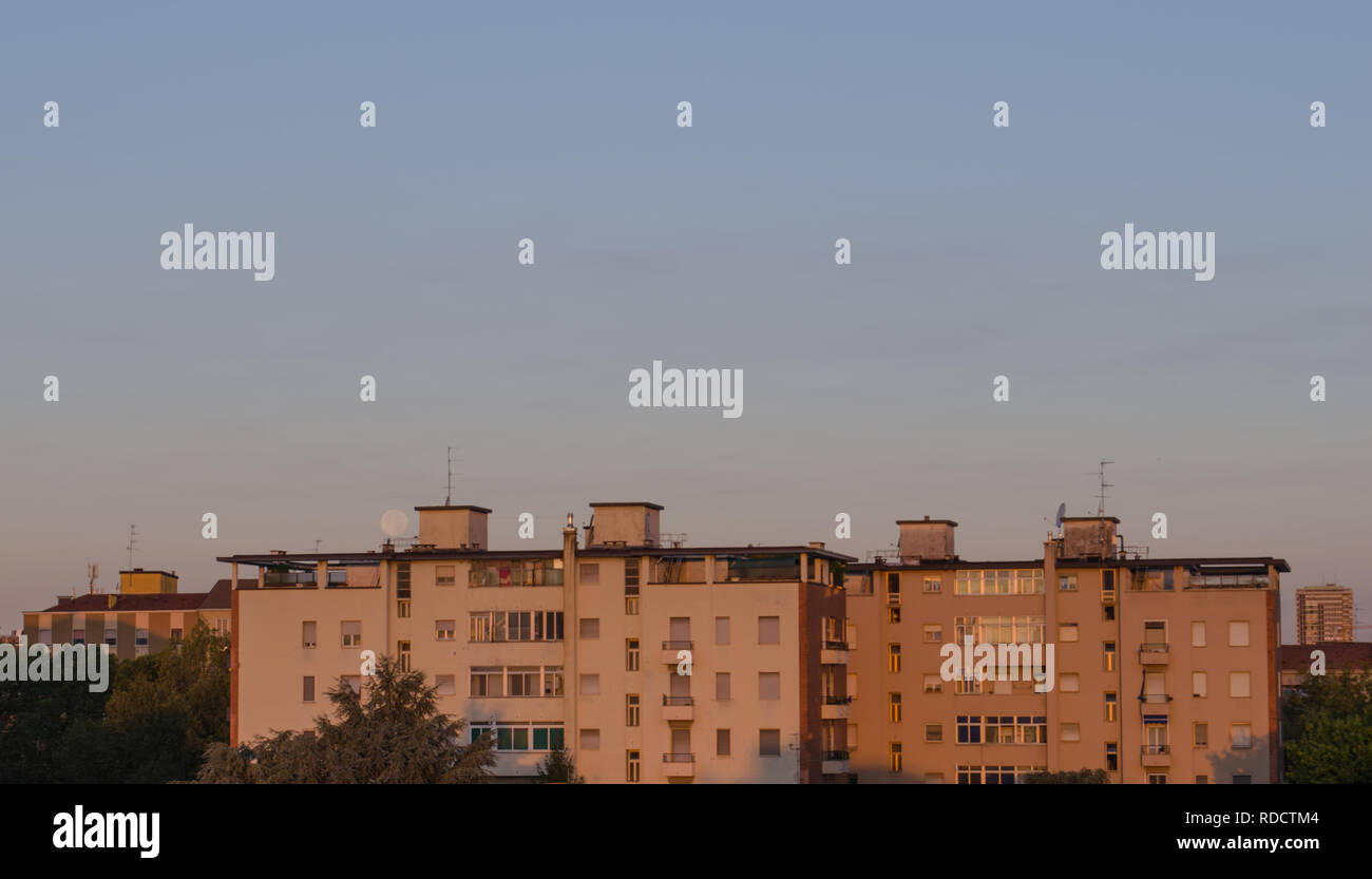 Mond auf klaren Himmel über Stadt früh am Morgen nach dem Sonnenaufgang. Stockfoto