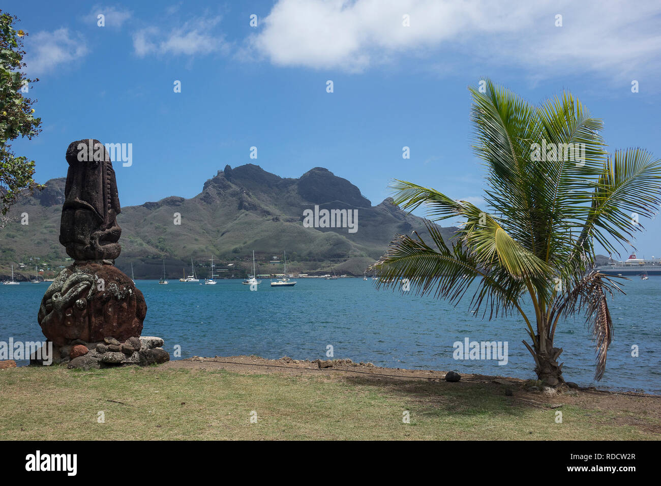 Französisch Polynesien, Marquesas Inseln, Nuku Hiva, Taiohae, Tiki Stein Statue auf vorland Stockfoto